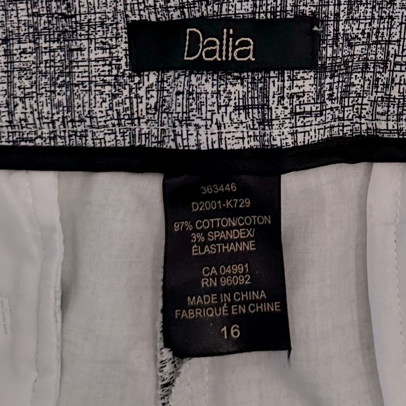 Dalia Black and White Capri Pants - Picture 5 of 8